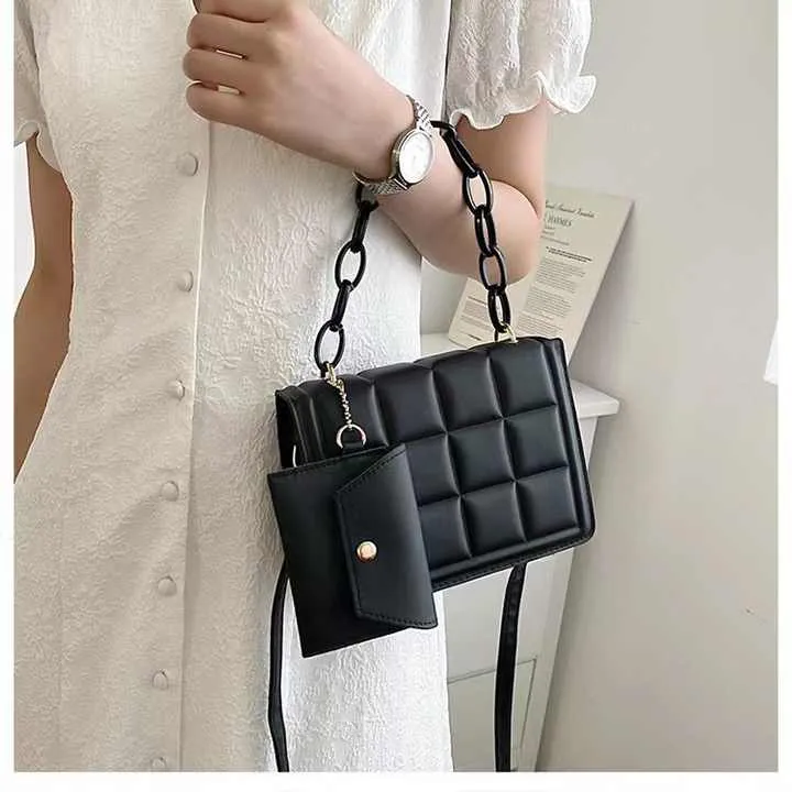 حقائب يد مصممة من علامات تجارية شهيرة  Handbags From Famous Brands