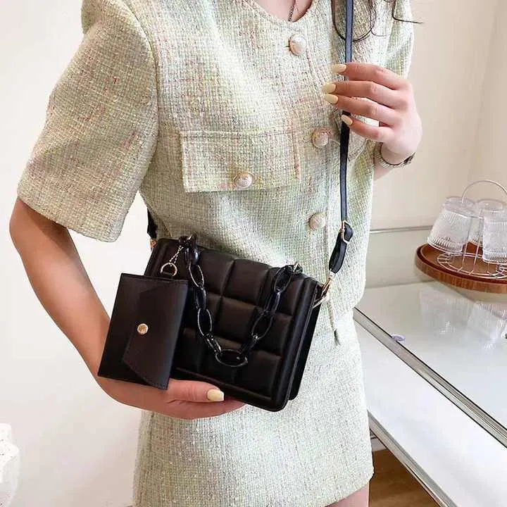 حقائب يد مصممة من علامات تجارية شهيرة  Handbags From Famous Brands