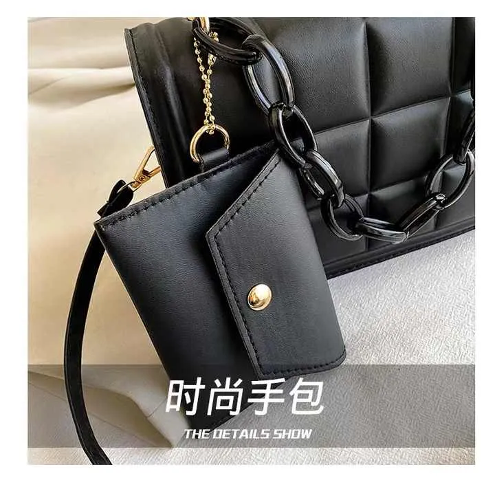 حقائب يد مصممة من علامات تجارية شهيرة  Handbags From Famous Brands