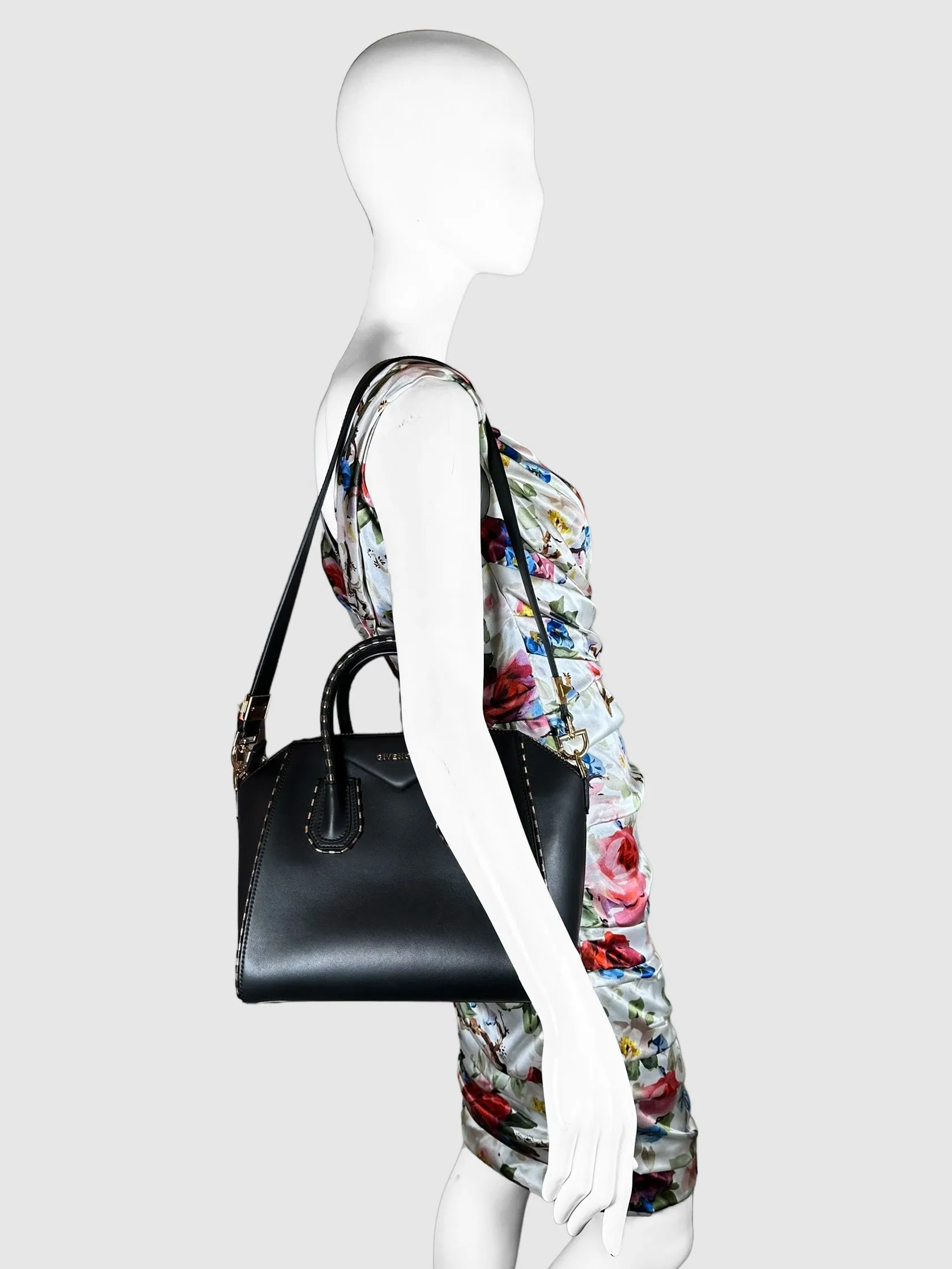 Chainlink Embellished Antigona Bag