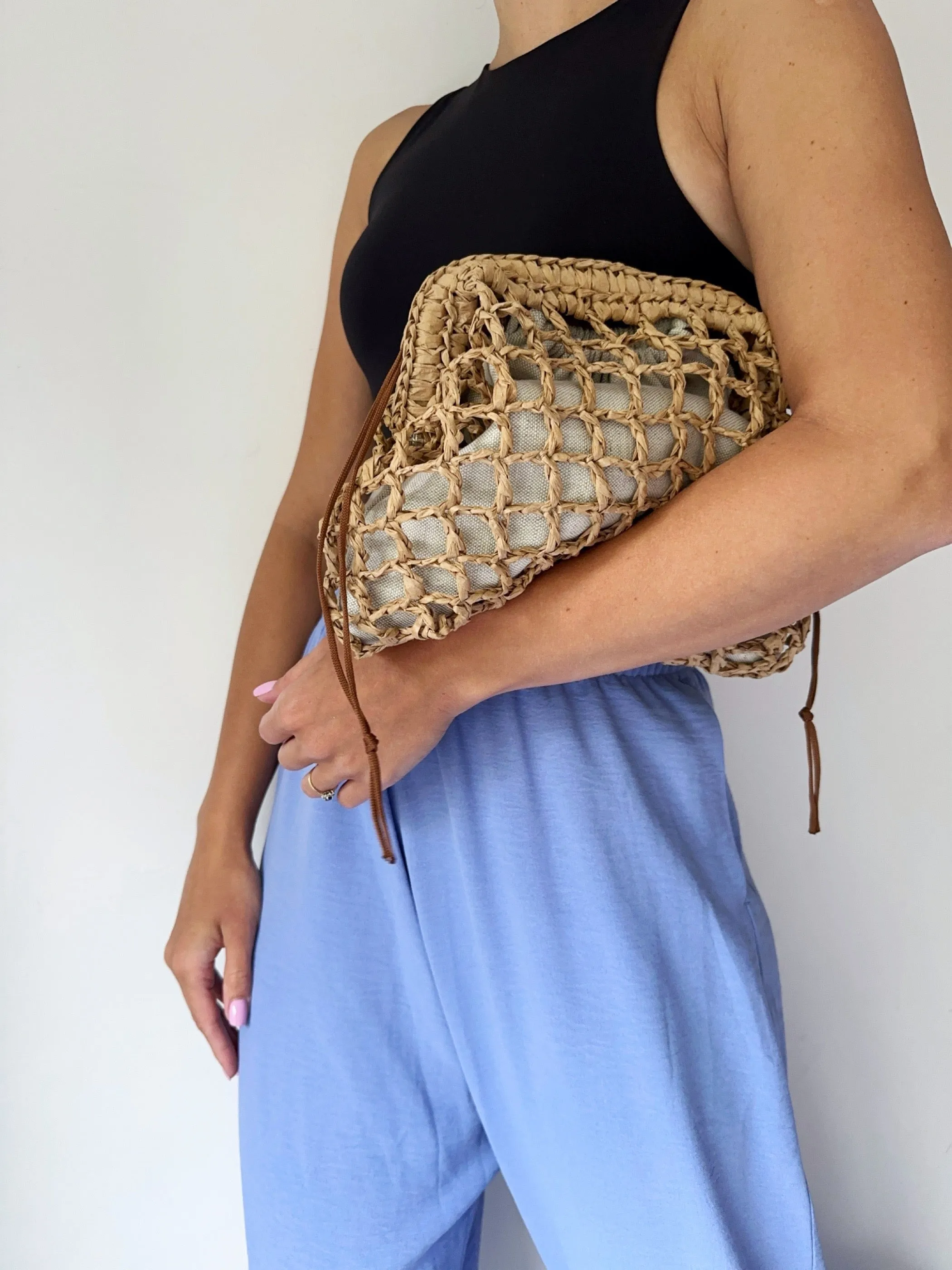 Clutch mesh raffia