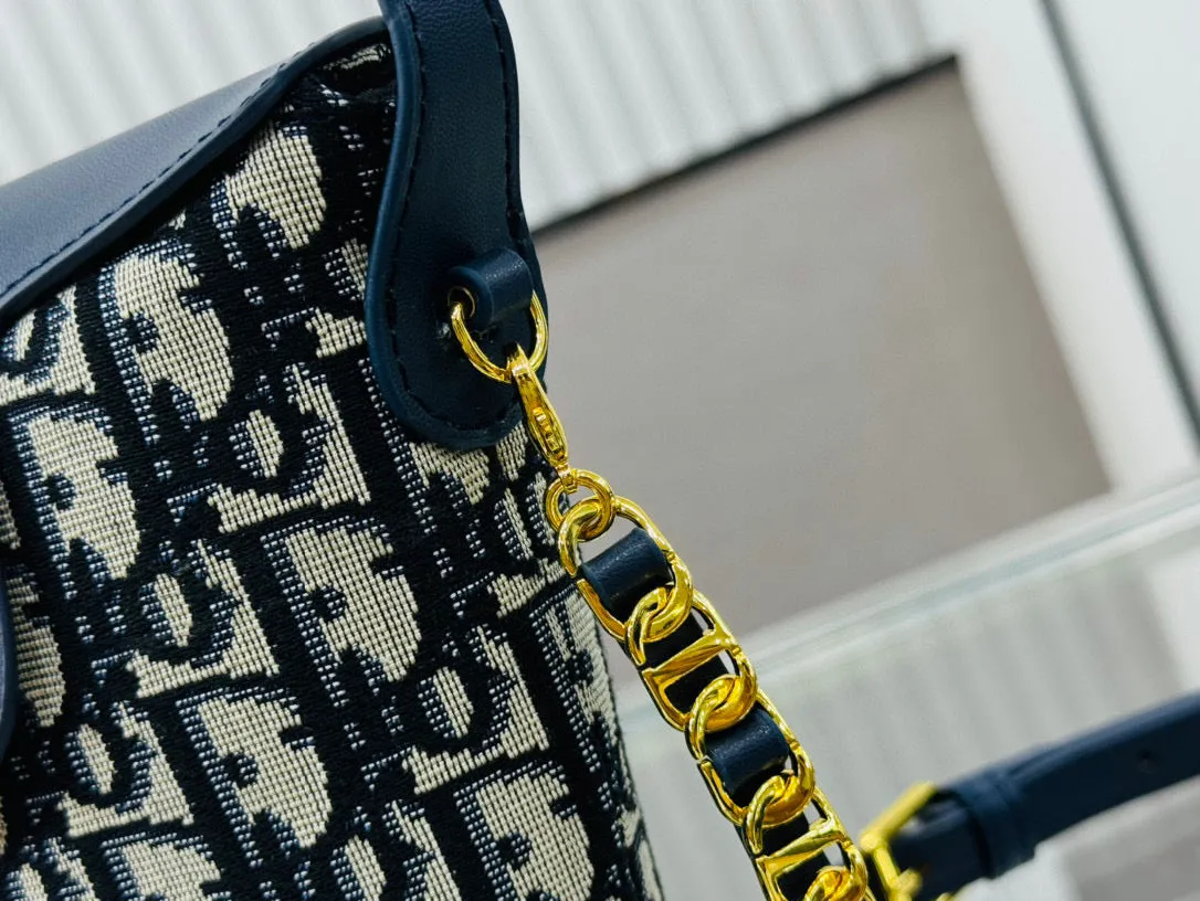 D Bucket bag
