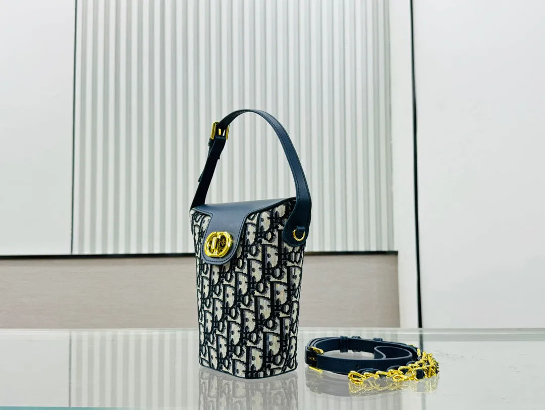 D Bucket bag