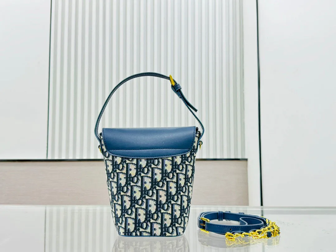 D Bucket bag