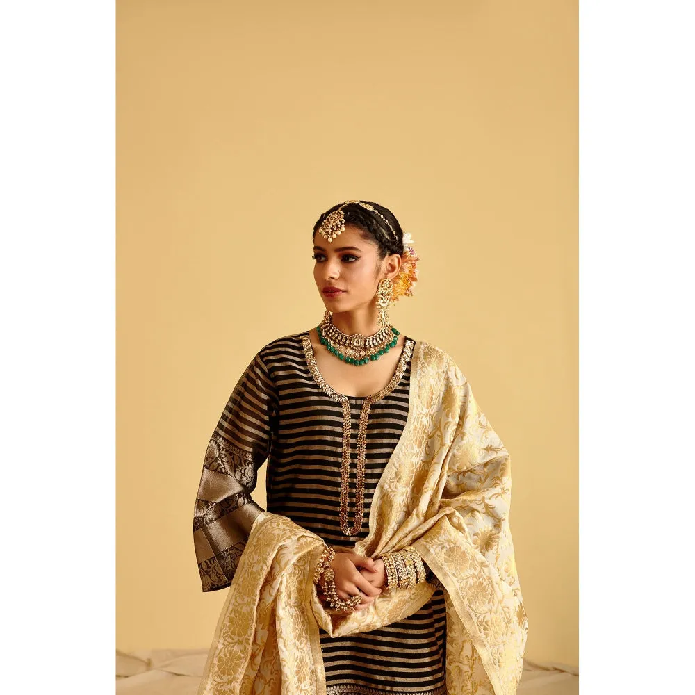 Lahario Siyah Kurta Set Black & Gold (Set Of 3)