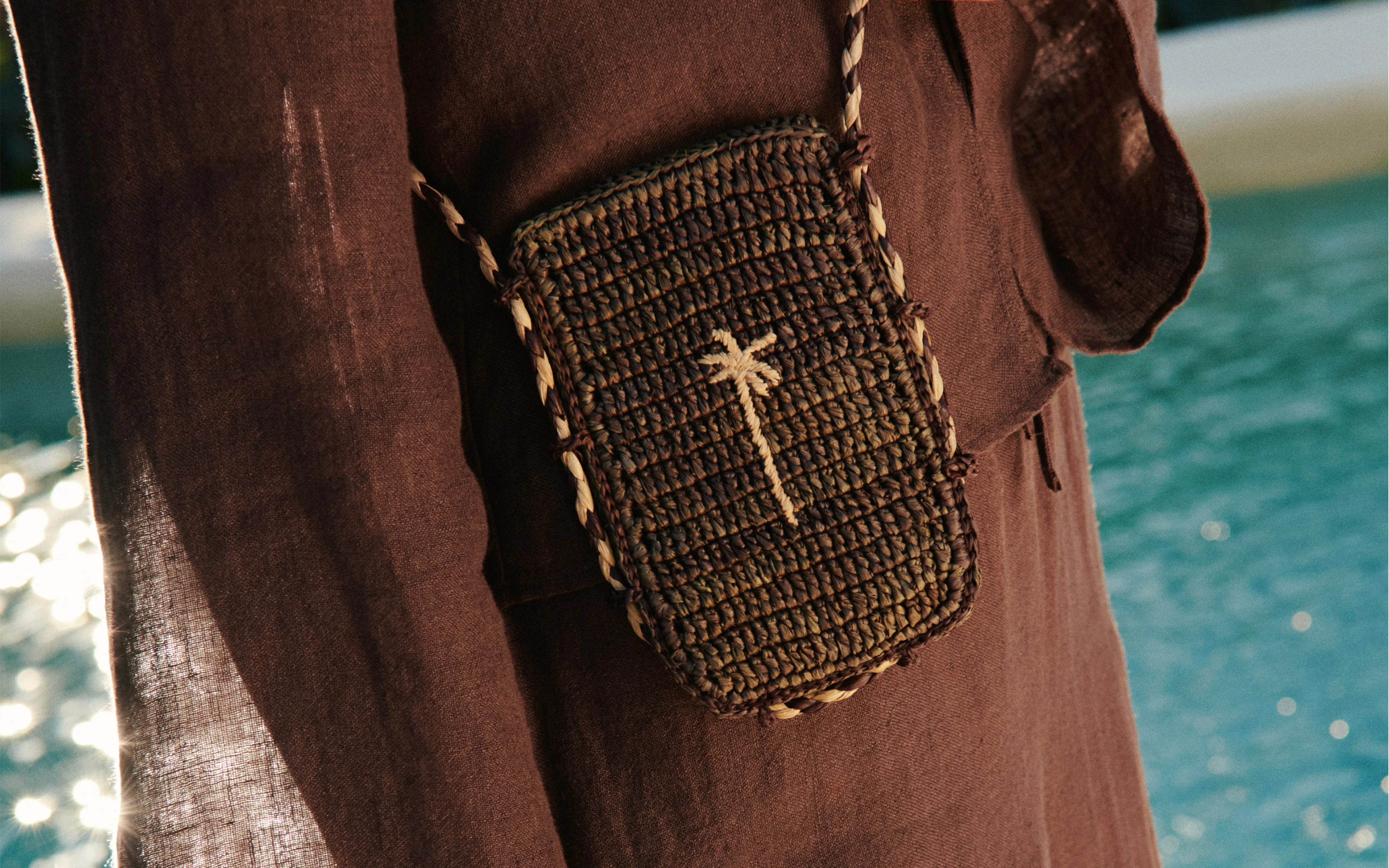 Raffia Phone Case - V74DG - Shoulder Strap Chocolate With Tan Palm
