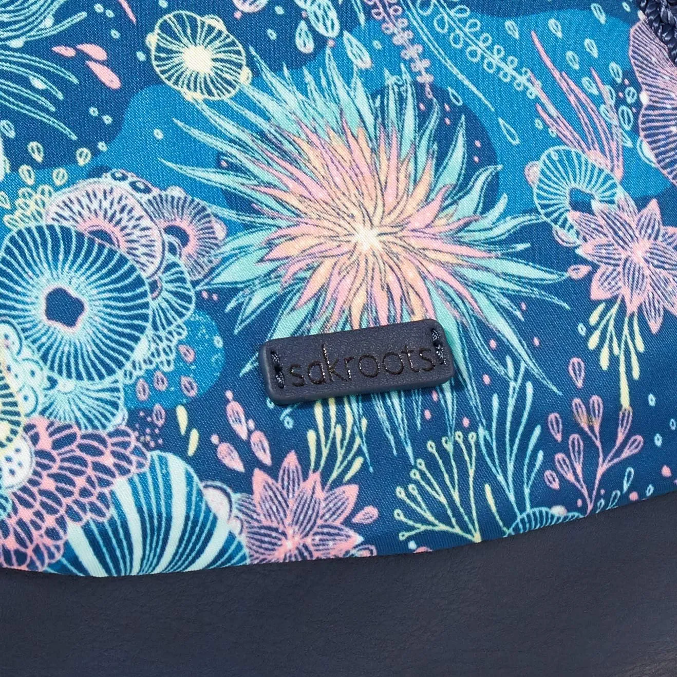 Sakroots Crossbody Bag in Eco-Twill, Multifunctional Purse with Adjustable Strap & Zipper Pockets