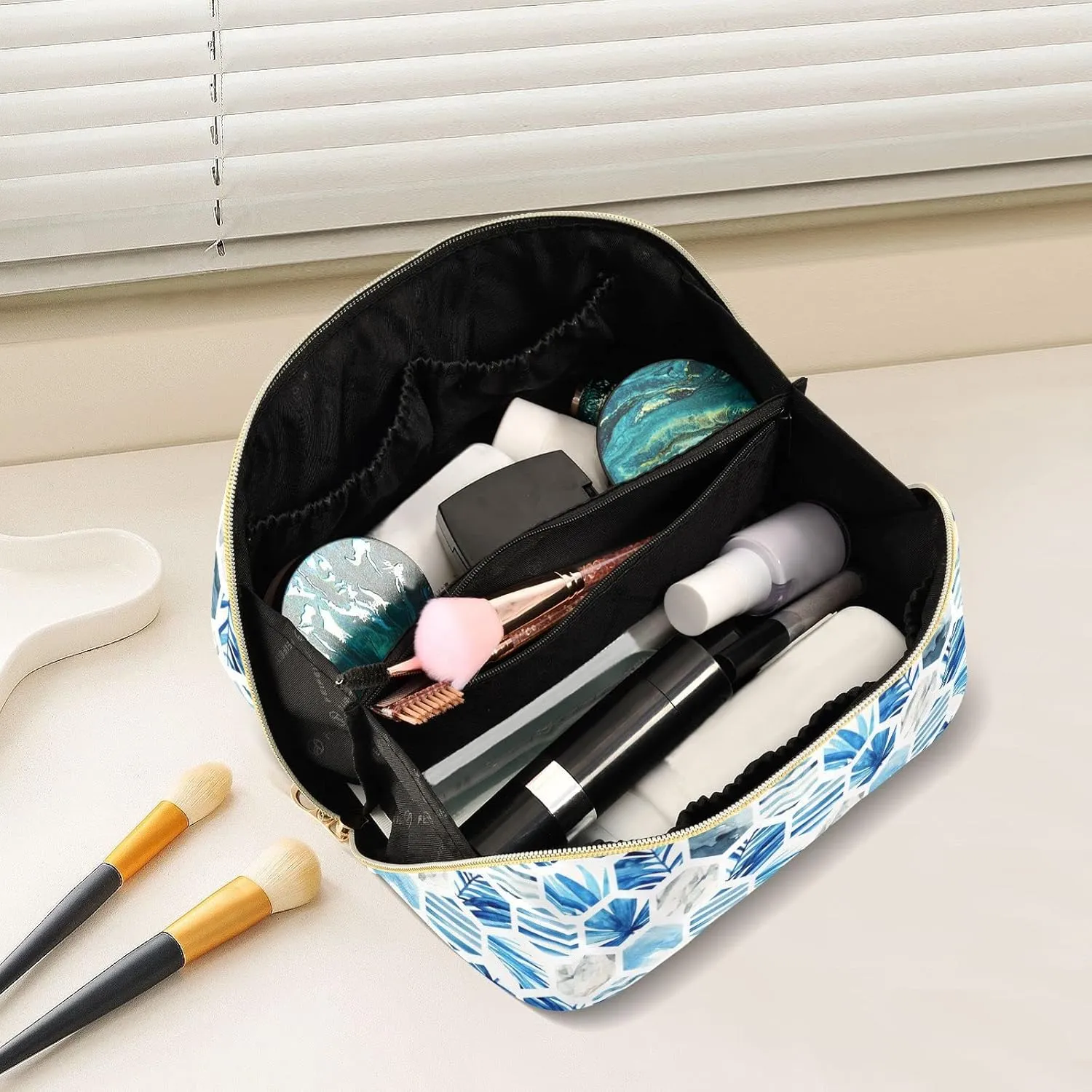 Watercolor Hexagon Palm Leaves Large Capacity Cosmetic Bag Travel Makeup Bags with Large Opening and Handle Twill Cosmetic Organizer for Women